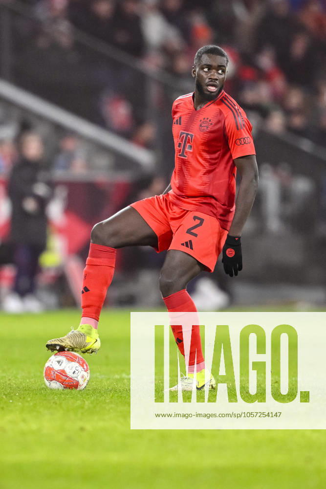 Dayot Upamecano (FC Bayern Muenchen) in Aktion, am Ball, Einzelaktion während des Freundschaftsspiels zwischen RB Salzburg und FC Bayern München in der Red Bull Arena am 6. Januar 2025 in Salzburg, Österreich. (Foto von Harry Langer DeFodi Images) +++ Dayot Upamecano (FC Bayern Muenchen) controls the Ball during the Friendly match between RB Salzburg and FC Bayern München at Red Bull Arena on January 6, 2025 in Salzburg, Austria. (Photo by Harry Langer DeFodi Images) Defodi-541_RBSFCB20250106_536