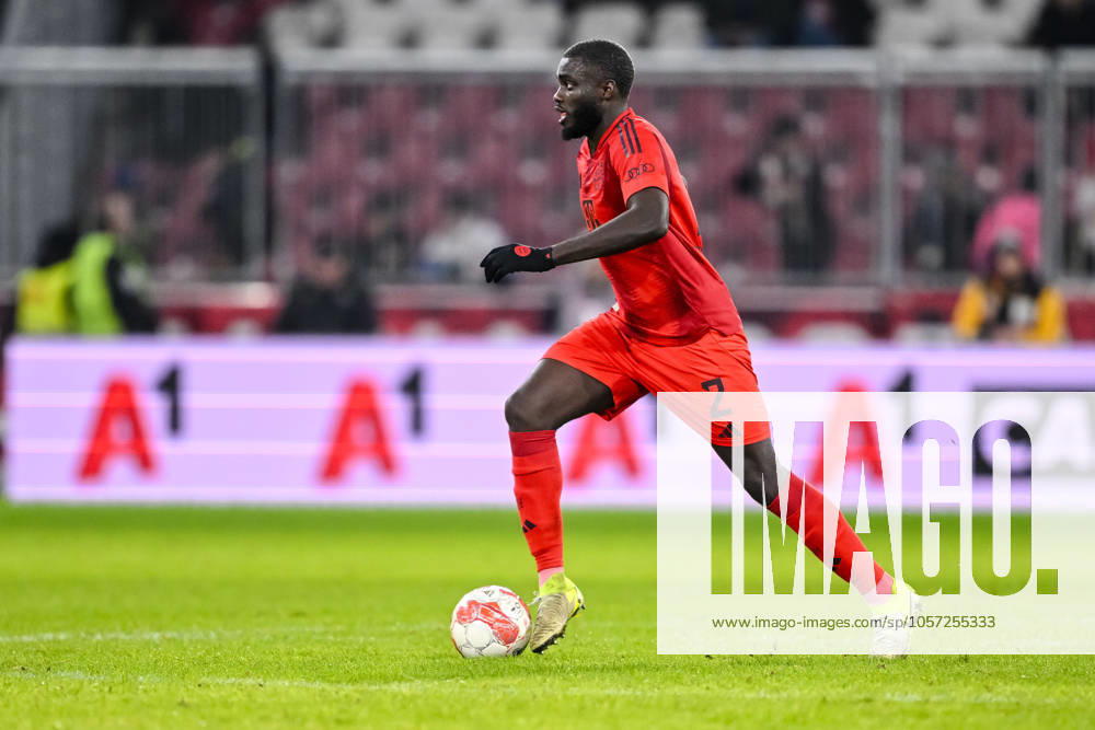 Dayot Upamecano (FC Bayern Muenchen) in Aktion, am Ball, Einzelaktion während des Freundschaftsspiels zwischen RB Salzburg und FC Bayern München in der Red Bull Arena am 6. Januar 2025 in Salzburg, Österreich. (Foto von Harry Langer DeFodi Images) +++ Dayot Upamecano (FC Bayern Muenchen) controls the Ball during the Friendly match between RB Salzburg and FC Bayern München at Red Bull Arena on January 6, 2025 in Salzburg, Austria. (Photo by Harry Langer DeFodi Images) Defodi-541_RBSFCB20250106_668