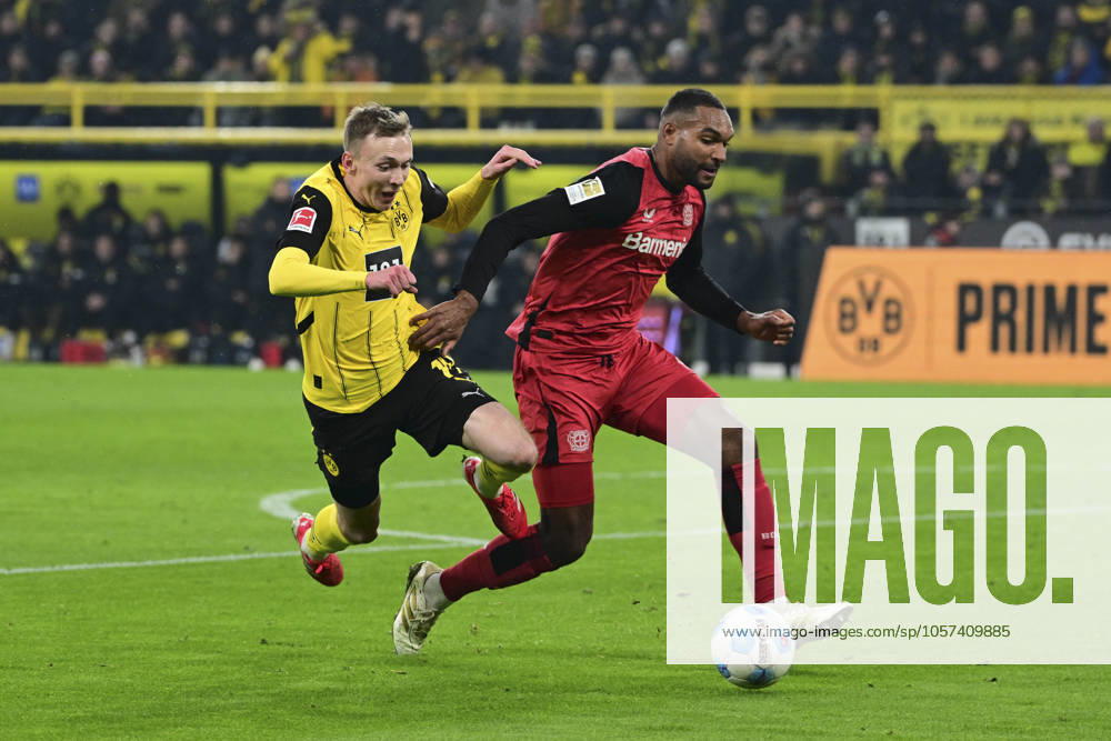 Maximilian Beier 14 (Borussia Dortmund) im Zweikampf, Aktion, mit Jonathan Tah 4 (Bayer 04 Leverkusen), Borussia Dortmund vs. Bayer Leverkusen, Fussball, 1. Bundesliga, 16. Spieltag, 10.01.2025 DFB regulations prohibit any use of photographs as image sequences and or quasi-video Dortmund Nordrhein-Westfalen Deutschland