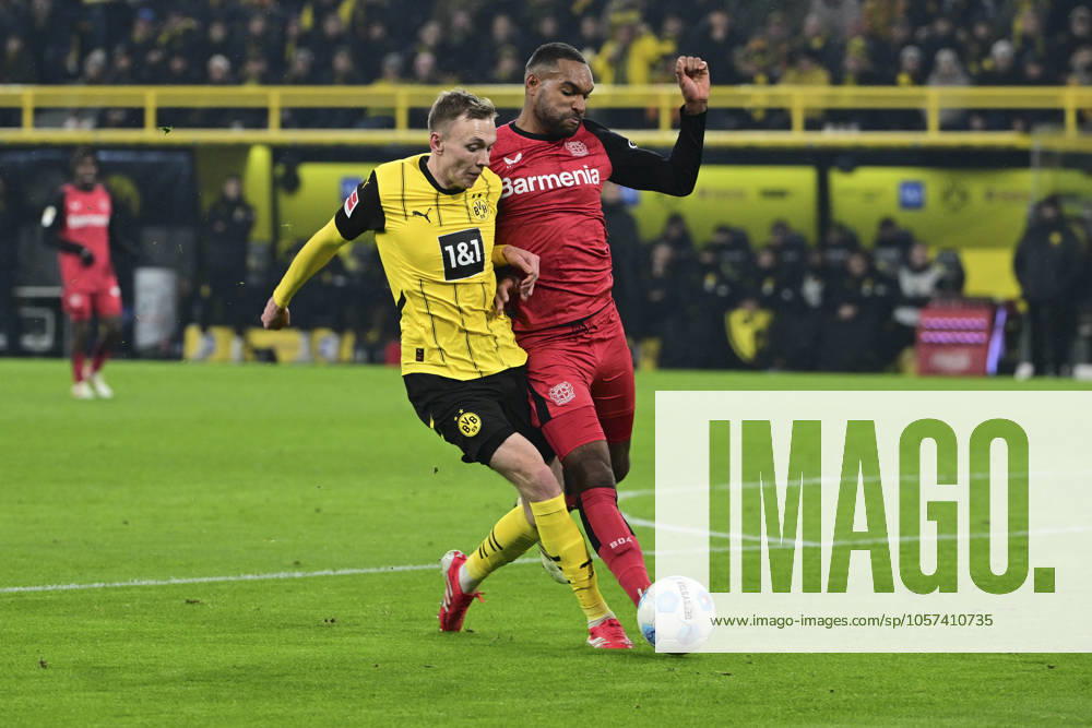 Maximilian Beier 14 (Borussia Dortmund) im Zweikampf, Aktion, mit Jonathan Tah 4 (Bayer 04 Leverkusen), Borussia Dortmund vs. Bayer Leverkusen, Fussball, 1. Bundesliga, 16. Spieltag, 10.01.2025 DFB regulations prohibit any use of photographs as image sequences and or quasi-video Dortmund Nordrhein-Westfalen Deutschland