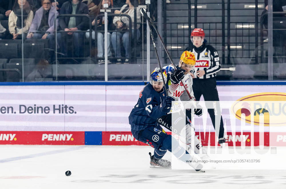 Kampf um den Puck Zweikampf zwischen Taro Hirose (EHC Red Bull Muenchen, 17) und Christian Wejse (Fischtown Pinguins Bremerhaven, 65). GER, EHC Red Bull Muenchen vs. Fischtown Pinguins Bremerhaven, Eishockey, DEL, 35. Spieltag, Saison 2024 2025, 10.01.2025. GER, EHC Red Bull Muenchen vs. Fischtown Pinguins Bremerhaven, Eishockey, DEL, 35. Spieltag, Saison 2024 2025, 10.01.2025. Muenchen