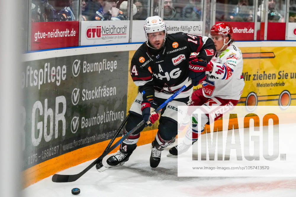 Kampf um den Puck Zweikampf zwischen Nickolas Latta (Towerstars Ravensburg, 14) und Moritz Raab (Selber Woelfe, 74), GER, Ravensburg Towerstars vs. Selber Woelfe, Eishockey, DEL2, Spielzeit 2024 2025, Spieltag 35, 10.01.25 GER, Ravensburg Towerstars vs. Selber Woelfe, Eishockey, DEL2, Spielzeit 2024 2025, Spieltag 35, 10.01.25 Ravenburg