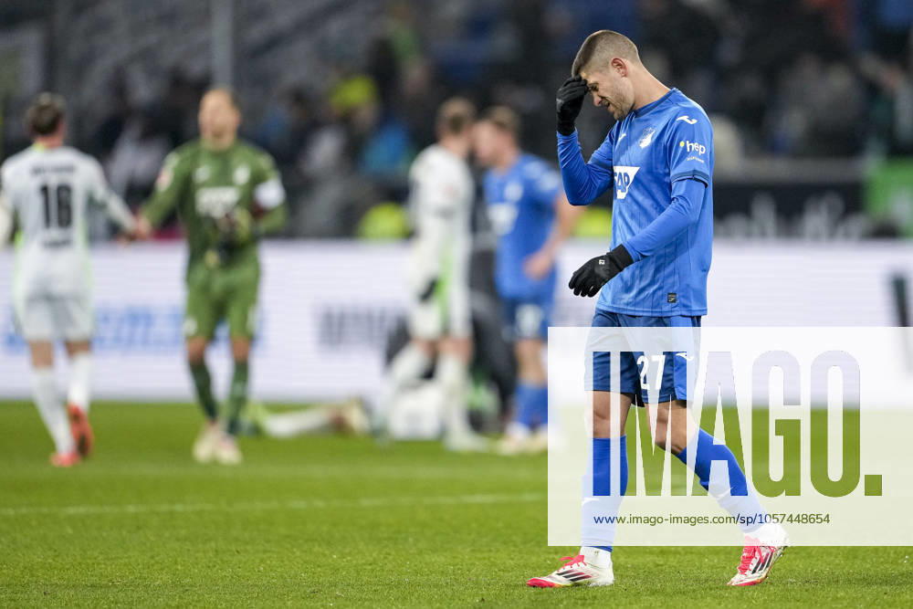 Andrej Kramaric (Hoffenheim, 27), Spieler der TSG 1899 Hoffenheim, enttäuscht über die Niederlage, Enttäuschung nach dem Schlusspfiff, Highlight, Verlierer, verloren, Frustration, disappointed, pessimistisch, 11.01.2025, Sinsheim (Deutschland), Fussball, Bundesliga, TSG 1899 Hoffenheim - VfL Wolfsburg, DFB DFL REGULATIONS PROHIBIT ANY USE OF PHOTOGRAPHS AS IMAGE SEQUENCES AND OR QUASI-VIDEO.
