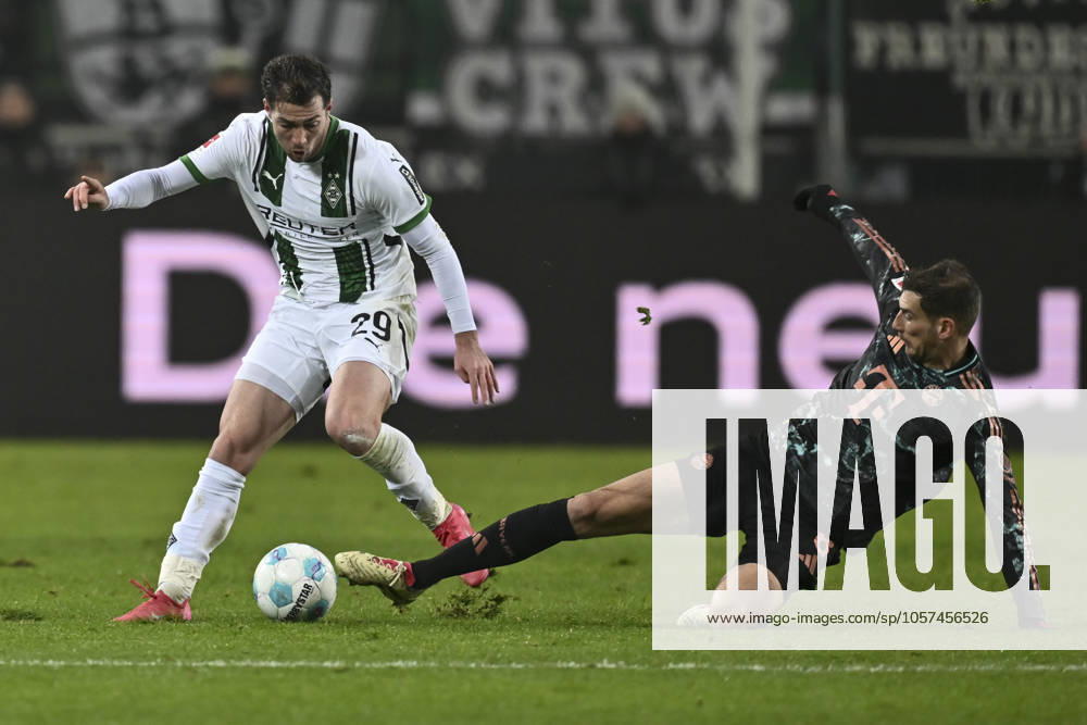 V. li. im Zweikampf Joe Scally (Moenchengladbach 29) Leon Goretzka (Muenchen 8) 11.01.2025 Fussball Borussia Moenchengladbach vs FC Bayern Muenchen, Borussia-Park, Moenchengladbach, DFB DFL REGULATIONS PROHIBIT ANY USE OF PHOTOGRAPHS AS IMAGE SEQUENCES AND OR QUASI-VIDEO NRW Germany