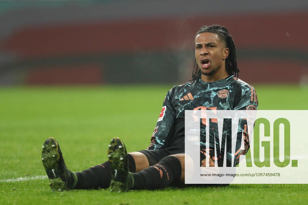 Michael Olise (FC Bayern München) gestikuliert, Gestik waehrend des Spiels der 1. Bundesliga zwischen Borussia Mönchengladbach und FC Bayern München, Stadion im Borussia-Park am 11. January 2025 in Mönchengladbach, Deutschland. (Foto von Oliver Kaelke DeFodi Images) +++ Michael Olise (FC Bayern München) gestures during the Bundesliga match between Borussia Mönchengladbach and FC Bayern München at Stadium in Borussia-Park on January 11, 2025 in Mönchengladbach, Germany. (Photo by Oliver Kaelke DeFodi Images) DFL regulations prohibit any use of photographs as image sequences and or quasi-video. (Photo by Oliver Kaelke DeFodi Images) Defodi-678_2025_01_11_OK_BMGFCB_1686