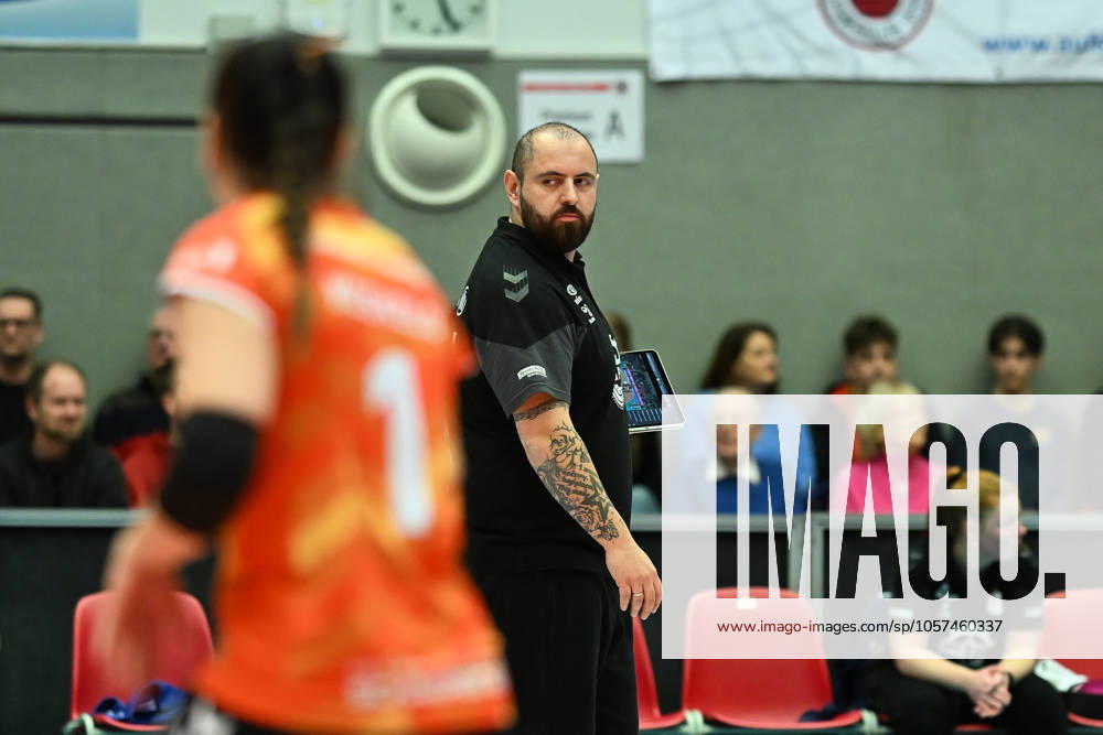 Konstantin Bitter (Cheftrainer Allianz MTV Stuttgart) Dresdner SC vs. Allianz MTV Stuttgart, 1. Volleyball Bundesliga Frauen, Spielzeit 2024 2025, 11.01.2025 Dresdner SC vs. Allianz MTV Stuttgart, 1. Volleyball Bundesliga Frauen, Spielzeit 2024 2025, 11.01.2025 Dresden