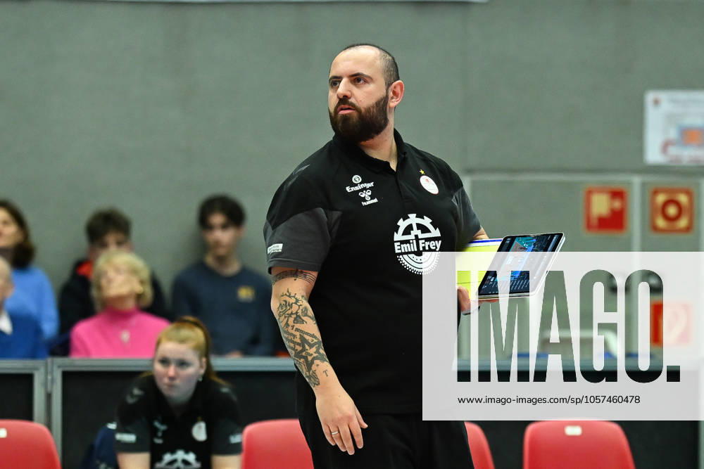 Konstantin Bitter (Cheftrainer Allianz MTV Stuttgart) Dresdner SC vs. Allianz MTV Stuttgart, 1. Volleyball Bundesliga Frauen, Spielzeit 2024 2025, 11.01.2025 Dresdner SC vs. Allianz MTV Stuttgart, 1. Volleyball Bundesliga Frauen, Spielzeit 2024 2025, 11.01.2025 Dresden