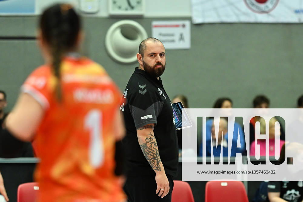 Konstantin Bitter (Cheftrainer Allianz MTV Stuttgart) Dresdner SC vs. Allianz MTV Stuttgart, 1. Volleyball Bundesliga Frauen, Spielzeit 2024 2025, 11.01.2025 Dresdner SC vs. Allianz MTV Stuttgart, 1. Volleyball Bundesliga Frauen, Spielzeit 2024 2025, 11.01.2025 Dresden