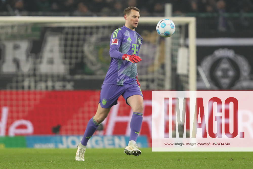 Torwart Manuel Neuer (FC Bayern München) in Aktion, am Ball, Einzelaktion waehrend des Spiels der 1. Bundesliga zwischen Borussia Mönchengladbach und FC Bayern München, Stadion im Borussia-Park am 11. January 2025 in Mönchengladbach, Deutschland. (Foto von Oliver Kaelke DeFodi Images) +++ Torwart Manuel Neuer (FC Bayern München) controls the ball during the Bundesliga match between Borussia Mönchengladbach and FC Bayern München at Stadium in Borussia-Park on January 11, 2025 in Mönchengladbach, Germany. (Photo by Oliver Kaelke DeFodi Images) DFL regulations prohibit any use of photographs as image sequences and or quasi-video. (Photo by Oliver Kaelke DeFodi Images) Defodi-678_2025_01_11_OK_BMGFCB_1486