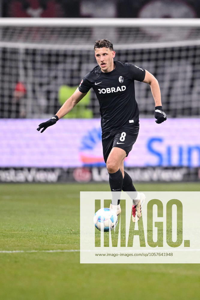 Maximilian Eggestein (SC Freiburg) in Aktion, am Ball, Einzelaktion waehrend des Spiels der 1. Bundesliga zwischen Eintracht Frankfurt und SC Freiburg, Deutsche Bank Park am 14. January 2025 in Frankfurt am Main, Deutschland. (Foto von Harry Langer DeFodi Images) +++ Maximilian Eggestein (SC Freiburg) controls the Ball during the Bundesliga match between Eintracht Frankfurt and SC Freiburg at Deutsche Bank Park on January 14, 2025 in Frankfurt am Main, Germany. (Photo by Harry Langer DeFodi Images) DFL regulations prohibit any use of photographs as image sequences and or quasi-video. Defodi-541_SGESCF20250112_518