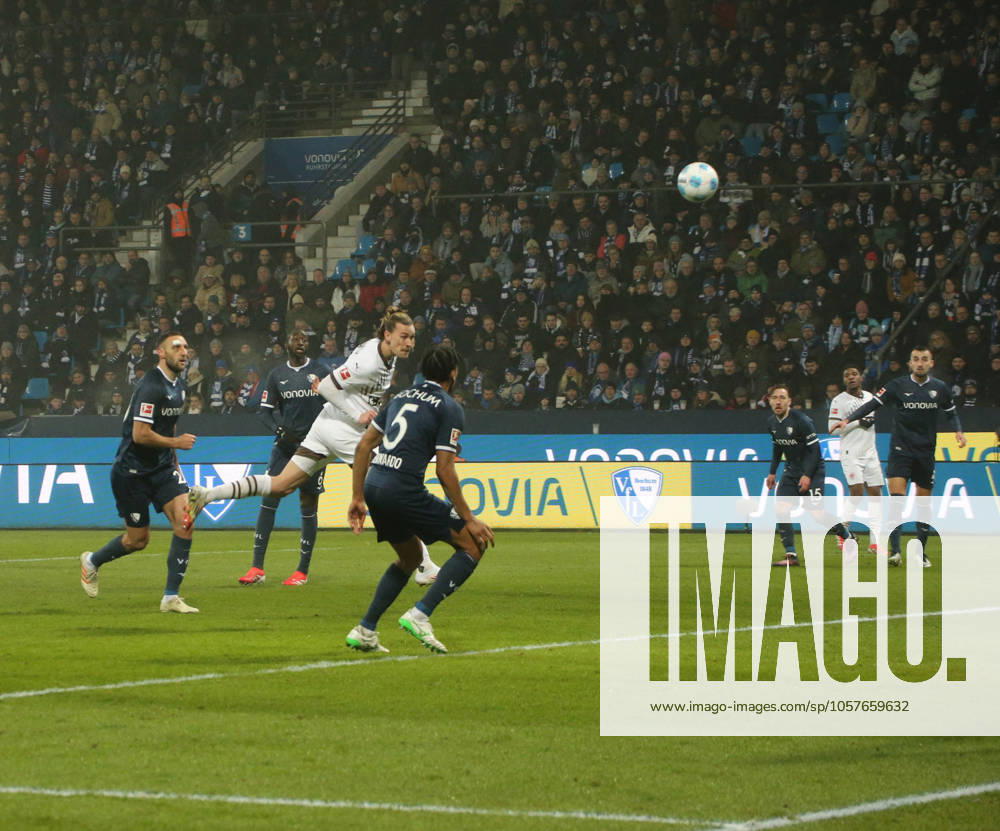 Fussball 1.Bundesliga, VfL Bochum - FC St.Pauli, v.l. Jackson Irvine (FC St. Pauli), Bernado Fernandes da Silva (VfL Bochum) Bochum
