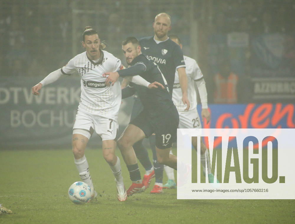 Fussball 1.Bundesliga, VfL Bochum - FC St.Pauli, v.l. Jackson Irvin (FC St. Pauli), Mats Bero (VfL Bochum) Bochum