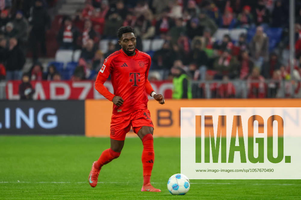Alphonso Davies (FC Bayern Muenchen, 19) mit Ball, GER, FC Bayern Muenchen vs. TSG Hoffenheim, Fussball, Bundesliga, 17. Spieltag, Spielzeit 2024 2025, 15.01.2025, , GER, FC Bayern Muenchen vs. TSG Hoffenheim, Fussball, Bundesliga, 17. Spieltag, Spielzeit 2024 2025, 15.01.2025 Muenchen