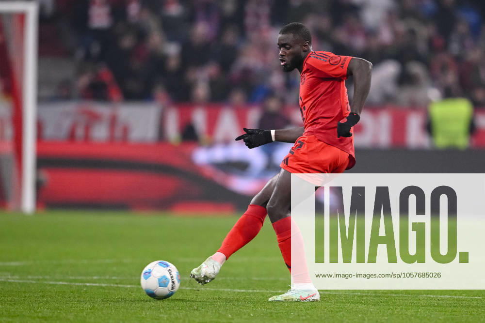 Dayot Upamecano (FC Bayern Muenchen) in Aktion, am Ball, Einzelaktion waehrend des Spiels der 1. Bundesliga zwischen FC Bayern München und TSG 1899 Hoffenheim, Allianz Arena am 15. January 2025 in München, Deutschland. (Foto von Harry Langer DeFodi Images) +++ Dayot Upamecano (FC Bayern Muenchen) controls the Ball during the Bundesliga match between FC Bayern München and TSG 1899 Hoffenheim at Allianz Arena on January 15, 2025 in Munich, Germany. (Photo by Harry Langer DeFodi Images) DFL regulations prohibit any use of photographs as image sequences and or quasi-video. Defodi-541_FCBTSG20250115_416