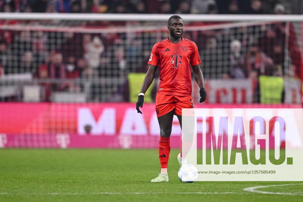 Dayot Upamecano (FC Bayern Muenchen) in Aktion, am Ball, Einzelaktion waehrend des Spiels der 1. Bundesliga zwischen FC Bayern München und TSG 1899 Hoffenheim, Allianz Arena am 15. January 2025 in München, Deutschland. (Foto von Harry Langer DeFodi Images) +++ Dayot Upamecano (FC Bayern Muenchen) controls the Ball during the Bundesliga match between FC Bayern München and TSG 1899 Hoffenheim at Allianz Arena on January 15, 2025 in Munich, Germany. (Photo by Harry Langer DeFodi Images) DFL regulations prohibit any use of photographs as image sequences and or quasi-video. Defodi-541_FCBTSG20250115_441
