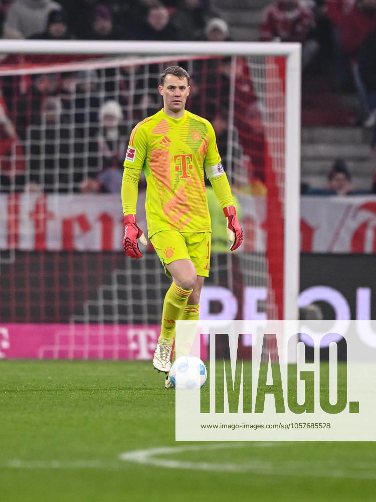 Torwart Manuel Neuer (FC Bayern Muenchen) in Aktion, am Ball, Einzelaktion waehrend des Spiels der 1. Bundesliga zwischen FC Bayern München und TSG 1899 Hoffenheim, Allianz Arena am 15. January 2025 in München, Deutschland. (Foto von Harry Langer DeFodi Images) +++ Torwart Manuel Neuer (FC Bayern Muenchen) controls the Ball during the Bundesliga match between FC Bayern München and TSG 1899 Hoffenheim at Allianz Arena on January 15, 2025 in Munich, Germany. (Photo by Harry Langer DeFodi Images) DFL regulations prohibit any use of photographs as image sequences and or quasi-video. Defodi-541_FCBTSG20250115_462