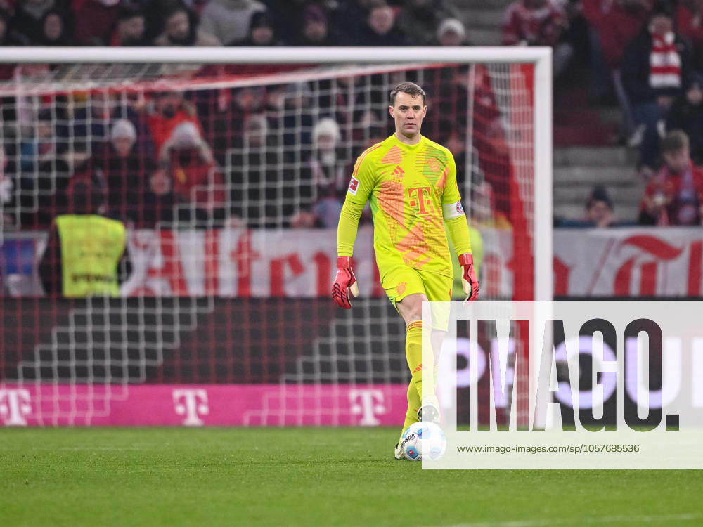 Torwart Manuel Neuer (FC Bayern Muenchen) in Aktion, am Ball, Einzelaktion waehrend des Spiels der 1. Bundesliga zwischen FC Bayern München und TSG 1899 Hoffenheim, Allianz Arena am 15. January 2025 in München, Deutschland. (Foto von Harry Langer DeFodi Images) +++ Torwart Manuel Neuer (FC Bayern Muenchen) controls the Ball during the Bundesliga match between FC Bayern München and TSG 1899 Hoffenheim at Allianz Arena on January 15, 2025 in Munich, Germany. (Photo by Harry Langer DeFodi Images) DFL regulations prohibit any use of photographs as image sequences and or quasi-video. Defodi-541_FCBTSG20250115_463