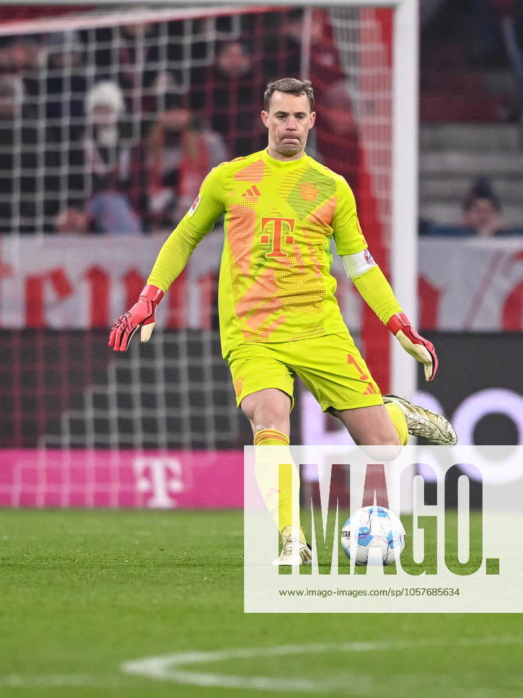 Torwart Manuel Neuer (FC Bayern Muenchen) in Aktion, am Ball, Einzelaktion waehrend des Spiels der 1. Bundesliga zwischen FC Bayern München und TSG 1899 Hoffenheim, Allianz Arena am 15. January 2025 in München, Deutschland. (Foto von Harry Langer DeFodi Images) +++ Torwart Manuel Neuer (FC Bayern Muenchen) controls the Ball during the Bundesliga match between FC Bayern München and TSG 1899 Hoffenheim at Allianz Arena on January 15, 2025 in Munich, Germany. (Photo by Harry Langer DeFodi Images) DFL regulations prohibit any use of photographs as image sequences and or quasi-video. Defodi-541_FCBTSG20250115_464 Defodi-541 DFL regulations prohibit any use of photographs as image sequences and or quasi-video.