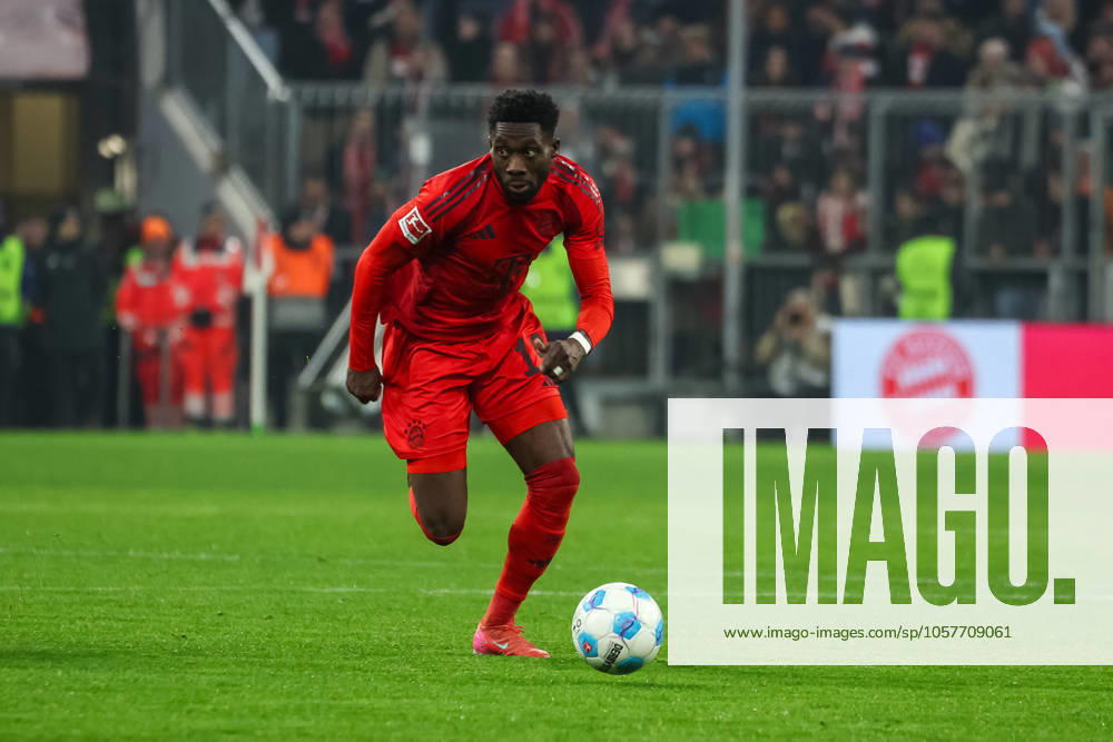 Alphonso Davies (FC Bayern Muenchen, 19) mit Ball, GER, FC Bayern Muenchen vs. TSG Hoffenheim, Fussball, Bundesliga, 17. Spieltag, Spielzeit 2024 2025, 15.01.2025, , GER, FC Bayern Muenchen vs. TSG Hoffenheim, Fussball, Bundesliga, 17. Spieltag, Spielzeit 2024 2025, 15.01.2025 Muenchen