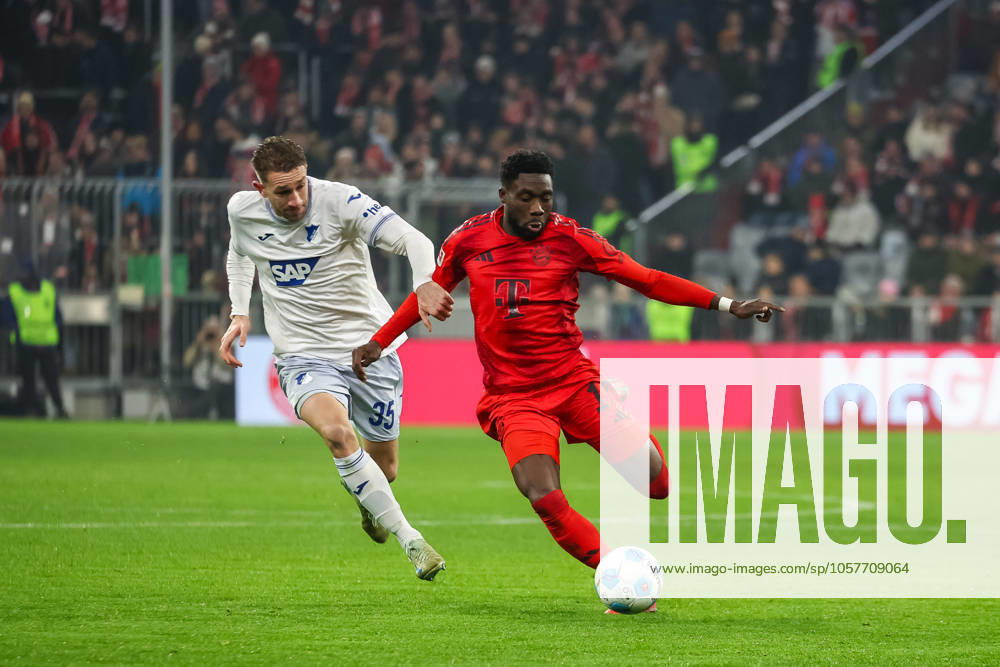 Alphonso Davies (FC Bayern Muenchen, 19) mit Ball mit Arthur Chaves (TSG Hoffenheim, 35), GER, FC Bayern Muenchen vs. TSG Hoffenheim, Fussball, Bundesliga, 17. Spieltag, Spielzeit 2024 2025, 15.01.2025, , GER, FC Bayern Muenchen vs. TSG Hoffenheim, Fussball, Bundesliga, 17. Spieltag, Spielzeit 2024 2025, 15.01.2025 Muenchen