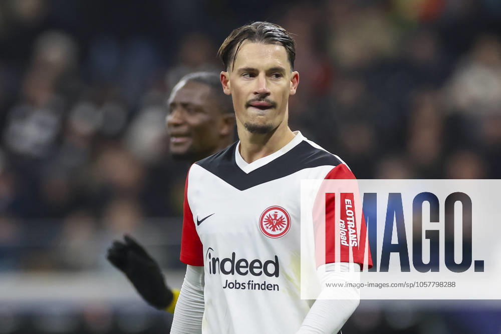 Robin Koch (Eintracht Frankfurt) schaut enttaeuscht, Bundesliga, Eintracht Frankfurt v Borussia Dortmund, Deutsche Bank Park am 17. January 2025 in Frankfurt am Main, Deutschland. (Foto von Marco Steinbrenner DeFodi Images) Robin Koch (Eintracht Frankfurt) looks dejected, Bundesliga, Eintracht Frankfurt v Borussia Dortmund, Deutsche Bank Park, January 17, 2025 in Frankfurt am Main, Germany. (Photo by Marco Steinbrenner DeFodi Images) DFL regulations prohibit any use of photographs as image sequences and or quasi-video. Defodi-700_frank_dort_20250117_049