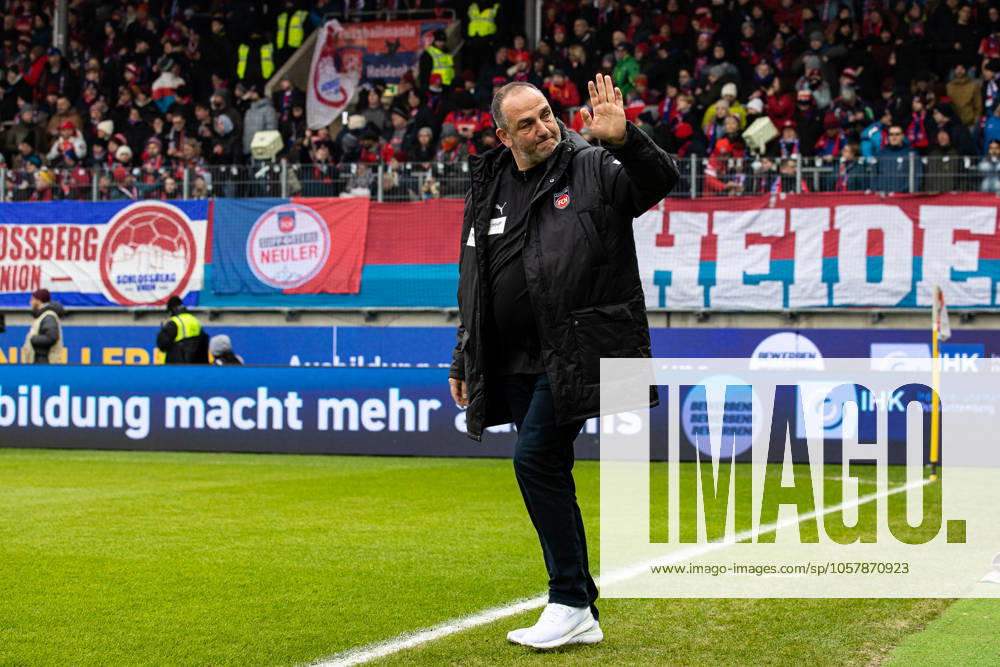 Frank Schmidt (1.FC Heidenheim, Chef-Trainer) verlaestt das Interview und winkt GER, 1.FC Heidenheim vs. FC St. Pauli, Fussball, Bundesliga, 18. Spieltag, Spielzeit 2024 2025, 18.01.2025 DFL REGULATIONS PROHIBIT ANY USE OF PHOTOGRAPHS AS IMAGE SEQUENCES AND OR QUASI-VIDEO GER, 1.FC Heidenheim vs. FC St. Pauli, Fussball, Bundesliga, 18. Spieltag, Spielzeit 2024 2025, 18.01.2025 Heidenheim