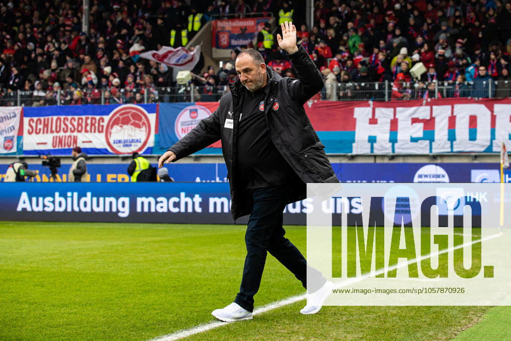 Frank Schmidt (1.FC Heidenheim, Chef-Trainer) verlaestt das Interview und winkt GER, 1.FC Heidenheim vs. FC St. Pauli, Fussball, Bundesliga, 18. Spieltag, Spielzeit 2024 2025, 18.01.2025 DFL REGULATIONS PROHIBIT ANY USE OF PHOTOGRAPHS AS IMAGE SEQUENCES AND OR QUASI-VIDEO GER, 1.FC Heidenheim vs. FC St. Pauli, Fussball, Bundesliga, 18. Spieltag, Spielzeit 2024 2025, 18.01.2025 Heidenheim