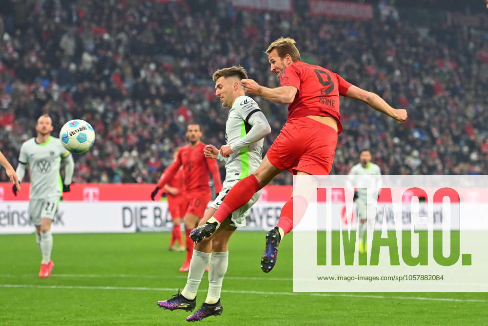 Harry KANE (Bayern Muenchen), Aktion,Zweikampf gegen Kilian FISCHER (VFL Wolfsburg), Kopfball. Fussball 1. Bundesliga Saison 2024 2025, 18.Spieltag, Spieltag18 FC Bayern Muenchen - VfL Wolfsburg 3-2 am 18.01.2025 , A L L I A N Z A R E N A.
