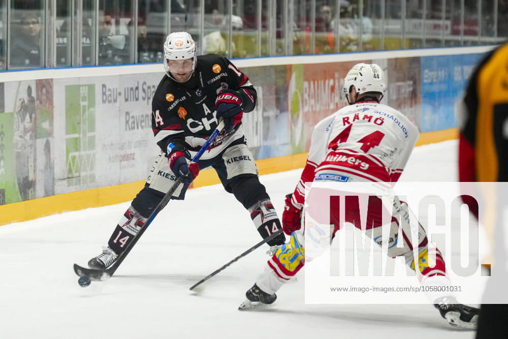 Kampf um den Puck Zweikampf zwischen Nickolas Latta (Towerstars Ravensburg, 14) und Jerkko Raemoe (Eispiraten Crimmitschau, 44) , GER, Ravensburg Towerstars vs. Eispiraten Crimmitschau, Eishockey, DEL2, Spielzeit 2024 2025, Spieltag 39, 21.01.25 GER, Ravensburg Towerstars vs. Eispiraten Crimmitschau, Eishockey, DEL2, Spielzeit 2024 2025, Spieltag 39, 21.01.25 Ravenburg