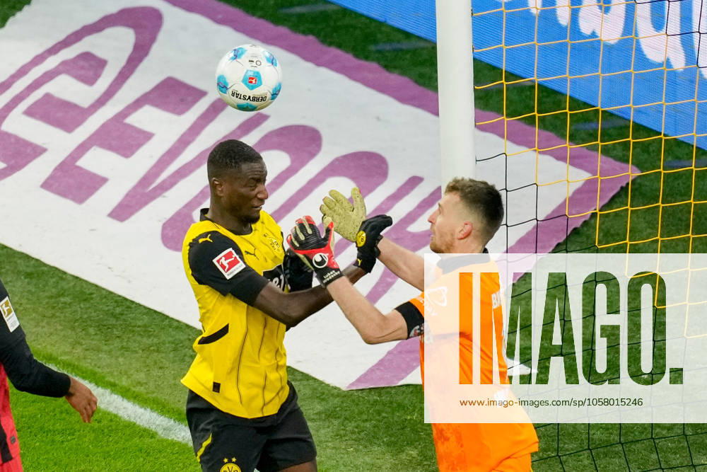 Serhou Guirassy (Borussia Dortmund) und Torwart Lukas Hradecky (Bayer 04 Leverkusen) im Zweikampf waehrend des Spiels der 1. Bundesliga zwischen Borussia Dortmund und Bayer 04 Leverkusen, SIGNAL IDUNA PARK am 10. January 2025 in Dortmund, Deutschland. (Foto von Alex Gottschalk DeFodi Images) +++ Serhou Guirassy (Borussia Dortmund) und Torwart Lukas Hradecky (Bayer 04 Leverkusen) battle for the ball during the Bundesliga match between Borussia Dortmund and Bayer 04 Leverkusen at Signal Iduna Park on January 10, 2025 in Dortmund, Germany. (Photo by Alex Gottschalk DeFodi Images) DFL regulations prohibit any use of photographs as image sequences and or quasi-video. Defodi-001_ar20250110_1322392