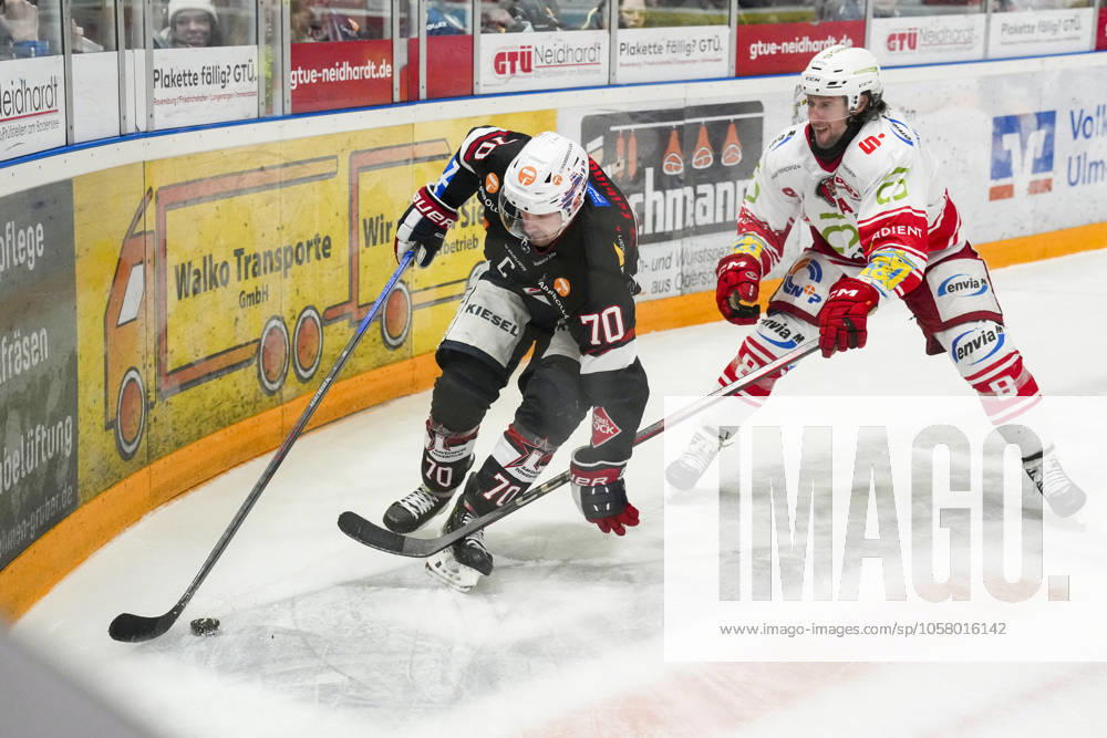 Kampf um den Puck Zweikampf zwischen Maximilian Hadraschek (Towerstars Ravensburg, 70) und Dominic Walsh (Eispiraten Crimmitschau, 8), GER, Ravensburg Towerstars vs. Eispiraten Crimmitschau, Eishockey, DEL2, Spielzeit 2024 2025, Spieltag 39, 21.01.25 GER, Ravensburg Towerstars vs. Eispiraten Crimmitschau, Eishockey, DEL2, Spielzeit 2024 2025, Spieltag 39, 21.01.25 Ravenburg