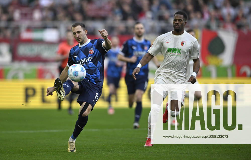 Zweikampf, Aktion Budu Zivzivadze Siwsiwadse 1. FC Heidenheim 1846 FCH (12) gegen Samuel Essende FC Augsburg FCA (09) FC Augsburg FCA vs 1. FC Heidenheim FCH 25.01.2025 DFL REGULATIONS PROHIBIT ANY USE OF PHOTOGRAPHS AS IMAGE SEQUENCES AND OR QUASI-VIDEO FC Augsburg FCA vs 1. FC Heidenheim FCH