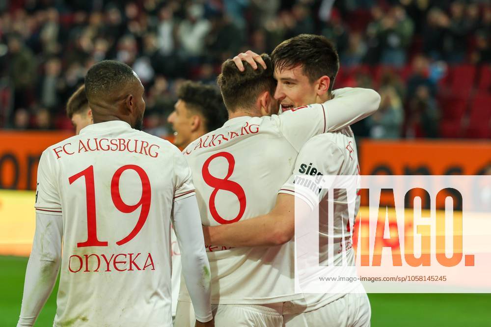 Die Mannschaft freut sich ueber das Tor von Keven Schlotterbeck 31 (FC Augsbburg) zum Sieg 2:1, FC Augsburg vs. 1. FC Heidenheim, Fussball, 1. Bundesliga, 19. Spieltag, 25.01.2025 DFB regulations prohibit any use of photographs as image sequences and or quasi-video Augsburg Bayern Deutschland