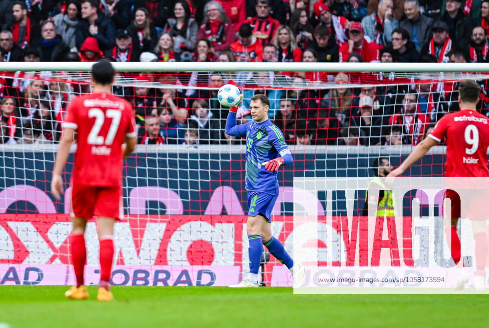 Torwart Manuel Neuer (FC Bayern Muenchen) in Aktion waehrend des Spiels der 1. Bundesliga zwischen SC Freiburg und FC Bayern München, Europa-Park Stadion am 25. January 2025 in Freiburg, Deutschland. (Foto von Silas Schueller DeFodi Images) +++ Goalkeeper Manuel Neuer (FC Bayern Muenchen) controls the ball during the Bundesliga match between SC Freiburg and FC Bayern München at Europa-Park Stadium on January 25, 2025 in Freiburg, Germany. (Photo by Silas Schueller DeFodi Images) DFL regulations prohibit any use of photographs as image sequences and or quasi-video. (Photo by Silas Schueller DeFodi Images) Defodi-738_738_SCFBAY_20250125_386