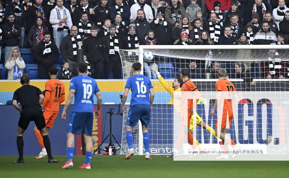 Strafraumszene, Torraumszene Torschuss Aktion Torchance Adam Hlozek TSG 1899 Hoffenheim (23) (nicht im Bild) Torwart Kevin Trapp Eintracht Frankfurt SGE (01) Schiedsrichter Referee Sascha Stegemann TSG 1899 Hoffenheim vs Eintracht Frankfurt SGE 26.01.2025 DFL REGULATIONS PROHIBIT ANY USE OF PHOTOGRAPHS AS IMAGE SEQUENCES AND OR QUASI-VIDEO TSG 1899 Hoffenheim vs Eintracht Frankfurt SGE