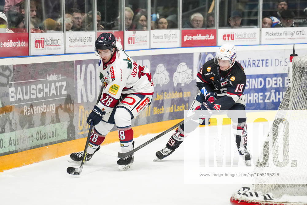Kampf um den Puck Zweikampf zwischen Daniel Schwaiger (EHC Freiburg, 28) und Erik Jinesjoe Karlsson (Towerstars Ravensburg, 19) , GER, Ravensburg Towerstars vs. EHC Freiburg, Eishockey, DEL2, Spielzeit 2024 2025, Spieltag 41, 26.01.25 GER, Ravensburg Towerstars vs. EHC Freiburg, Eishockey, DEL2, Spielzeit 2024 2025, Spieltag 41, 26.01.25 Ravenburg