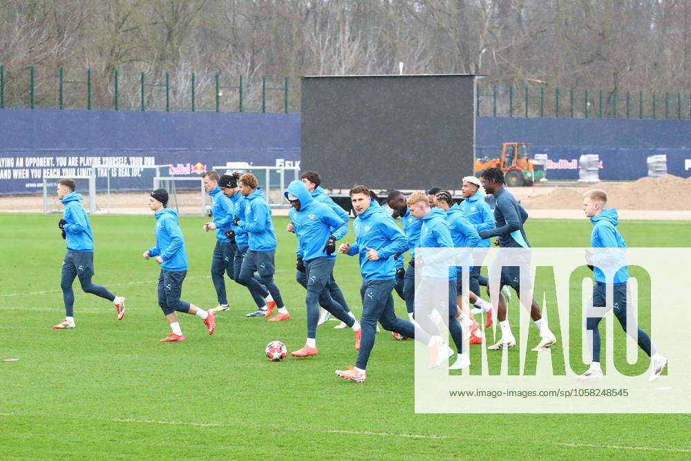 RB Leipzig - Training Champions League Leipzig, 28.01.2025, RBL Trainingszentrum, UEFA Champions League, RB LEIPZIG Abschlusstraining vorm morgigen Spiel bei Sturm Graz , Im Bild: Spieler von RB Leipzig laufen sich warm , Nur zur redaktionellen Nutzung. Editorial use only. ,