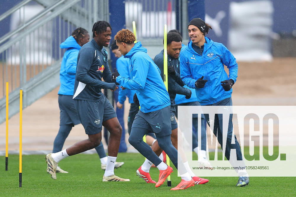 RB Leipzig - Training Champions League Leipzig, 28.01.2025, RBL Trainingszentrum, UEFA Champions League, RB LEIPZIG Abschlusstraining vorm morgigen Spiel bei Sturm Graz , Im Bild v.l.: Antonio Nusa und Yussuf Yurary Poulsen , Nur zur redaktionellen Nutzung. Editorial use only. ,