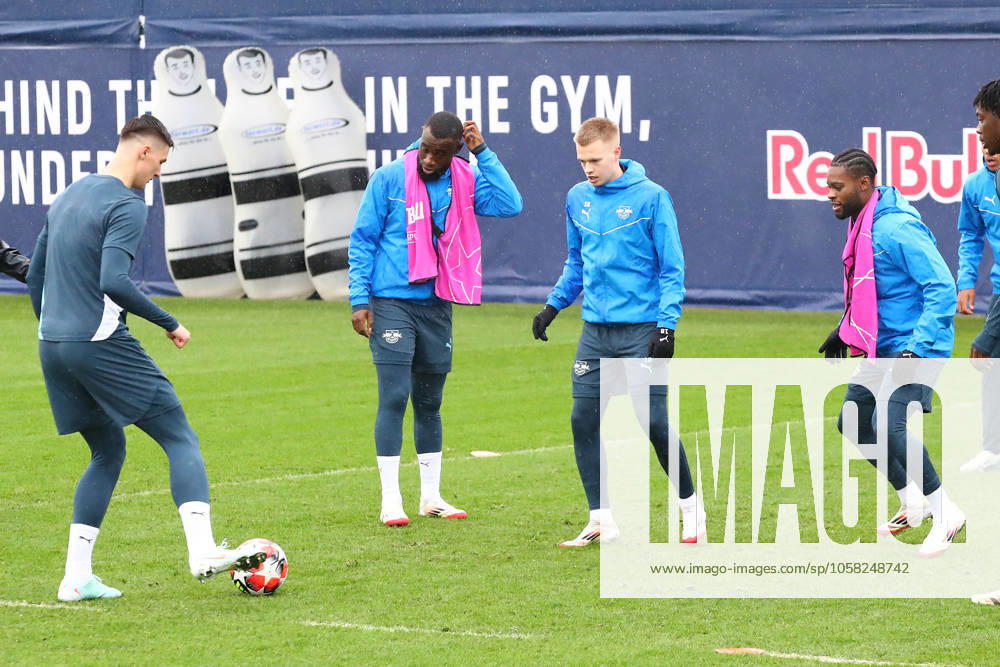 RB Leipzig - Training Champions League Leipzig, 28.01.2025, RBL Trainingszentrum, UEFA Champions League, RB LEIPZIG Abschlusstraining vorm morgigen Spiel bei Sturm Graz , Im Bild v.l.: Benjamin Sesko, Lutsharel Geertruida, Arthur Vermeeren und Ridle Baku , Nur zur redaktionellen Nutzung. Editorial use only. ,