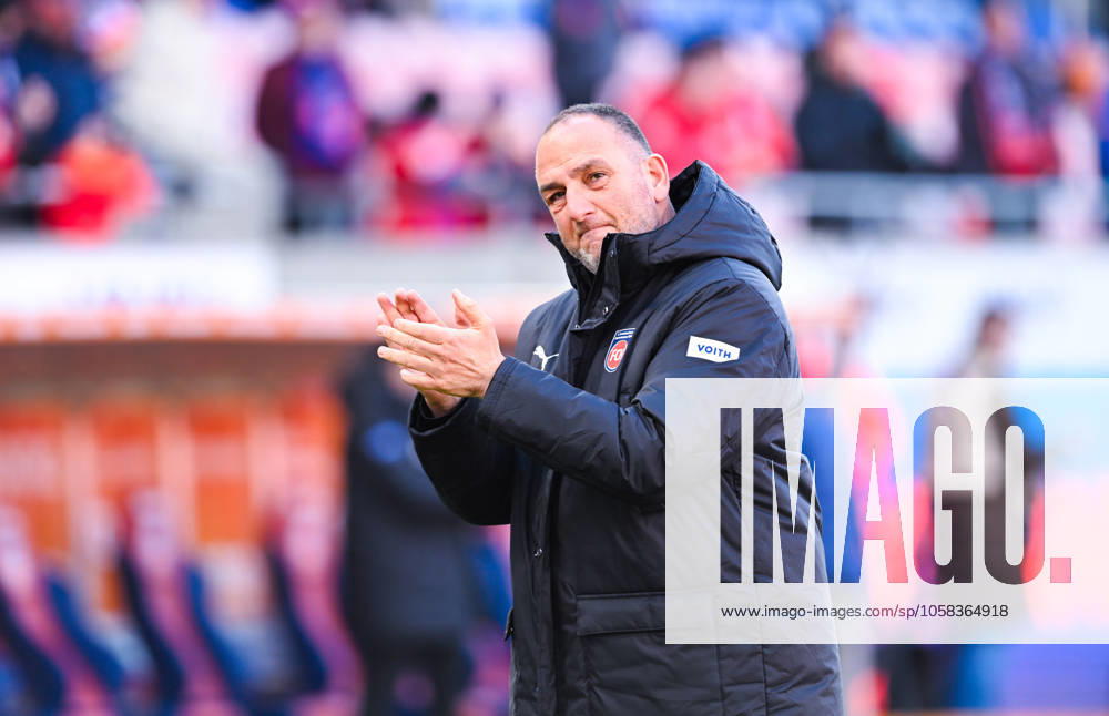 Trainer Frank Schmidt (1. FC Heidenheim) gestikuliert waehrend des Spiels der 1. Bundesliga zwischen 1. FC Heidenheim 1846 und Borussia Dortmund, Voith-Arena am 01. February 2025 in Heidenheim, Deutschland. (Foto von Silas Schueller DeFodi Images) +++ Coach Frank Schmidt (1. FC Heidenheim) gestures during the Bundesliga match between 1. FC Heidenheim 1846 and Borussia Dortmund at Voith Arena on February 1, 2025 in Heidenheim, Germany. (Photo by Silas Schueller DeFodi Images) DFL regulations prohibit any use of photographs as image sequences and or quasi-video. (Photo by Silas Schueller DeFodi Images) Defodi-738_738_FCHBVB_20250201_135 Defodi-738 DFL regulations prohibit any use of photographs as image sequences and or quasi-video.