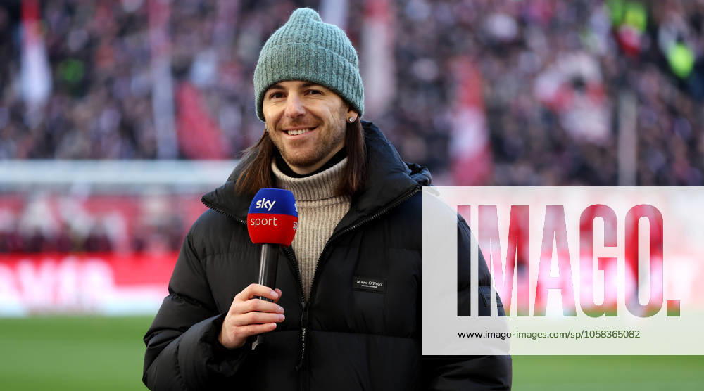 Deutschland, Stuttgart Fußball Bundesliga, Saison 2024 2025, VfB Stuttgart vs. Borussia Mönchengladbach, Sky-Moderator Riccardo Basile Gemäß den Vorgaben der DFL Deutsche Fußball Liga ist es untersagt, in dem Stadion und oder vom Spiel angefertigte Fotoaufnahmen in Form von Sequenzbildern und oder videoähnlichen Fotostrecken zu verwerten bzw. verwerten zu lassen.
