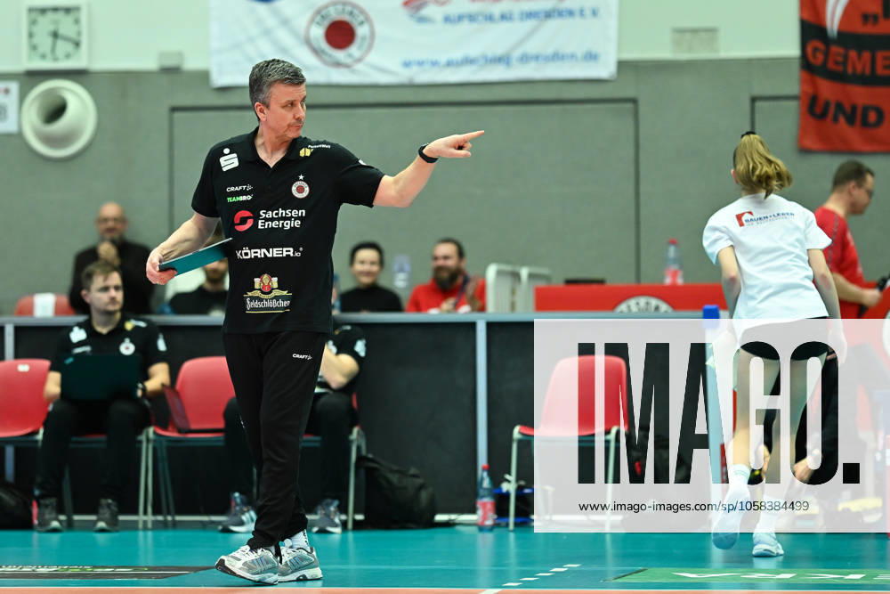 Alexander Waibl (Cheftrainer Dresdner SC) Dresdner SC vs. Schwarz Weiss Erfurt, 1. Volleyball Bundesliga Frauen, Spielzeit 2024 2025, 01.02.2025 Dresdner SC vs. Schwarz Weiss Erfurt, 1. Volleyball Bundesliga Frauen, Spielzeit 2024 2025, 01.02.2025 Dresden