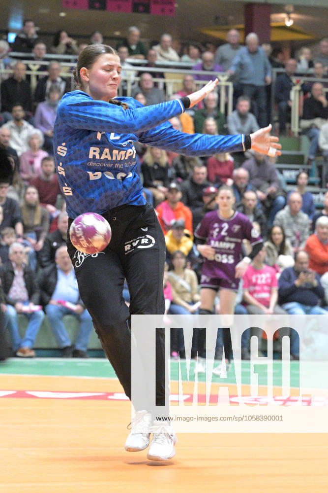 Marie Kristin Weiss (TusSies Metzingen, 12) im Tor TusSies Metzingen vs. HSG Blomberg-Lippe, Handball, HBF, 15.Ligaspieltag, Saison 2024 2025, 01.02.2025 TusSies Metzingen vs. HSG Blomberg-Lippe, Handball, HBF, 15.Ligaspieltag, Saison 2024 2025, 01.02.2025 Metzingen