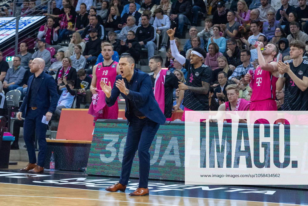 Marko Stankovic (Telekom Baskets Bonn, Head Coach) feuert sein Team an Telekom Baskets Bonn vs. NINERS Chemnitz, Basketball, easy Credit BBL, 19. Spieltag, 2024 2025, 02.02.2025 Telekom Baskets Bonn vs. NINERS Chemnitz, Basketball, easy Credit BBL, 19. Spieltag, 2024 2025, 02.02.2025 Bonn