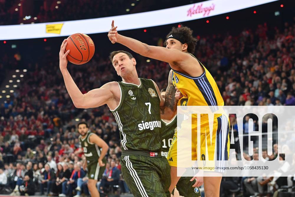 Johannes VOIGTMANN (FCB), Aktion,Zweikampf gegen Michael KESSES (Berlin). Basketball BBL,Saison 2024 2025 FC Bayern Muenchen-Alba Berlin am 02.02.2025, S A P G A R D EN