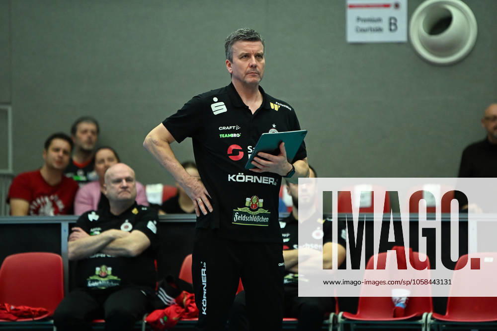 Alexander Waibl (Cheftrainer Dresdner SC) Dresdner SC vs. Schwarz Weiss Erfurt, 1. Volleyball Bundesliga Frauen, Spielzeit 2024 2025, 01.02.2025 Dresdner SC vs. Schwarz Weiss Erfurt, 1. Volleyball Bundesliga Frauen, Spielzeit 2024 2025, 01.02.2025 Dresden