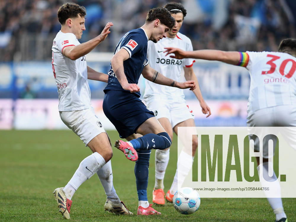 Maximilian Eggestein (SC Freiburg) und Moritz Broschinski (VfL Bochum) im Zweikampf waehrend des Spiels der 1. Bundesliga zwischen VfL Bochum 1848 und SC Freiburg, Vonovia Ruhrstadion am 01. February 2025 in Bochum, Deutschland. (Foto von Ralf Treese DeFodi Images) +++ Maximilian Eggestein (SC Freiburg) und Moritz Broschinski (VfL Bochum) battle for the ball during the Bundesliga match between VfL Bochum 1848 and SC Freiburg at Vonovia Ruhrstadion on February 1, 2025 in Bochum, Germany. (Photo by Ralf Treese DeFodi Images) DFL regulations prohibit any use of photographs as image sequences and or quasi-video. (Photo by Ralf Treese DeFodi Images) Defodi-521_BOCSCF20250201_080