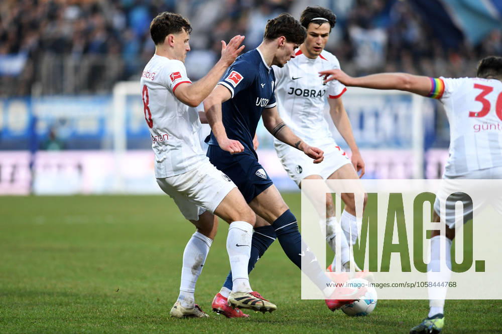 Maximilian Eggestein (SC Freiburg) und Moritz Broschinski (VfL Bochum) im Zweikampf waehrend des Spiels der 1. Bundesliga zwischen VfL Bochum 1848 und SC Freiburg, Vonovia Ruhrstadion am 01. February 2025 in Bochum, Deutschland. (Foto von Ralf Treese DeFodi Images) +++ Maximilian Eggestein (SC Freiburg) und Moritz Broschinski (VfL Bochum) battle for the ball during the Bundesliga match between VfL Bochum 1848 and SC Freiburg at Vonovia Ruhrstadion on February 1, 2025 in Bochum, Germany. (Photo by Ralf Treese DeFodi Images) DFL regulations prohibit any use of photographs as image sequences and or quasi-video. (Photo by Ralf Treese DeFodi Images) Defodi-521_BOCSCF20250201_081