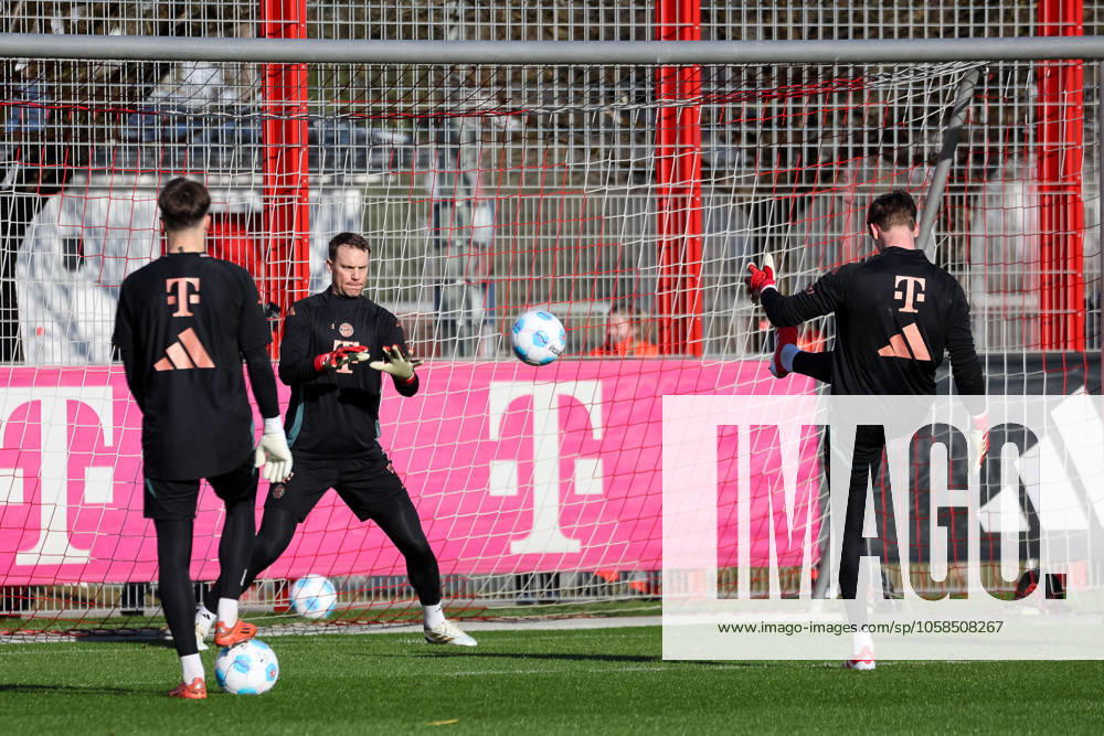 Manuel Neuer (FC Bayern Muenchen, 01) mit Jonas Urbig (FC Bayern Muenchen, 40) beim Training, GER, Oeffentliches Training, FC Bayern Muenchen, Fussball, Saison 2024 2025, 04.02.2025, GER, Oeffentliches Training, FC Bayern Muenchen, Fussball, Saison 2024 2025, 04.02.2025 Muenchen