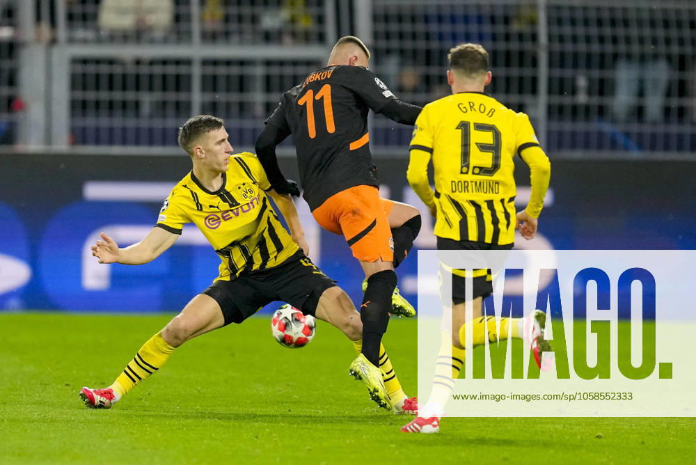 Nico Schlotterbeck (Borussia Dortmund) und Oleksandr Zubkov (Shakhtar Donetsk) battle for the ball during the UEFA Champions League 2024 25 League Phase MD8 match between Borussia Dortmund and FC Shakhtar Donetsk at Signal Iduna Park on January 29, 2025 in Dortmund, Germany. Defodi-001_20250129__1321183